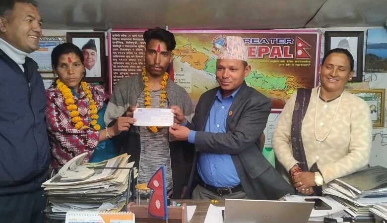 अन्तरजातिय बिबाह गर्ने जोडीलाई प्रोत्साहनस्वरुप एक लाख रुपैयाँ प्रदान अन्तरजातिय बिबाह गर्ने जोडीलाई प्रोत्साहनस्वरुप एक लाख रुपैयाँ प्रदान