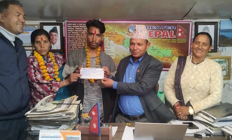 अन्तरजातिय बिबाह गर्ने जोडीलाई प्रोत्साहनस्वरुप एक लाख रुपैयाँ प्रदान अन्तरजातिय बिबाह गर्ने जोडीलाई प्रोत्साहनस्वरुप एक लाख रुपैयाँ प्रदान