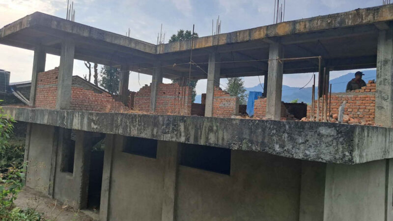 ठेकेदारको लापरबाहीले स्वास्थ्यचौकी भवन अलपत्र