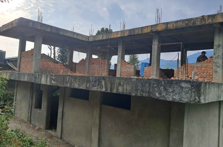 ठेकेदारको लापरबाहीले स्वास्थ्यचौकी भवन अलपत्र ठेकेदारको लापरबाहीले स्वास्थ्यचौकी भवन अलपत्र