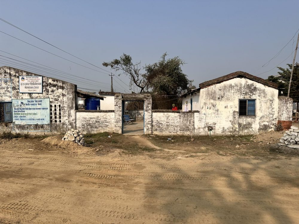 यस्तो पनि हुन्छ ‘बर्थिङ सेन्टर’ ? वर्षामा हिलाम्मे, हिउँदमा धुलाम्मे यस्तो पनि हुन्छ ‘बर्थिङ सेन्टर’ ? वर्षामा हिलाम्मे, हिउँदमा धुलाम्मे