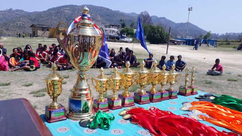 राष्ट्रपति रनिङ शिल्ड बूढीनन्दालाई राष्ट्रपति रनिङ शिल्ड बूढीनन्दालाई