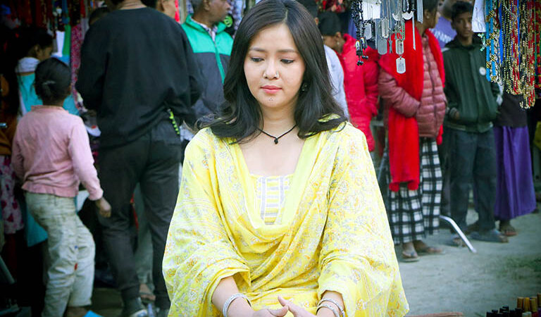 थारु गेटअपमा मिरुना मगर ‘रङ्गेली’ मा ‘जुनकिरी’ रुप