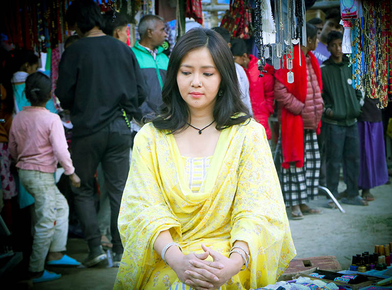 थारु गेटअपमा मिरुना मगर ‘रङ्गेली’ मा ‘जुनकिरी’ रुप थारु गेटअपमा मिरुना मगर ‘रङ्गेली’ मा ‘जुनकिरी’ रुप