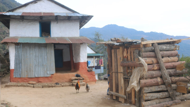 मानसिक रोगले ग्रसित फुरदिकु : उपचार गर्न खर्च नहुँदा खोरभित्र