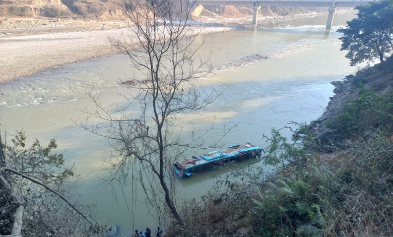 धादिङ बस दुर्घटना अपडेट : हराइरहेका दुई जनाको शव फेला, मृतकको संख्या नौ पुग्यो धादिङ बस दुर्घटना अपडेट : हराइरहेका दुई जनाको शव फेला, मृतकको संख्या नौ पुग्यो