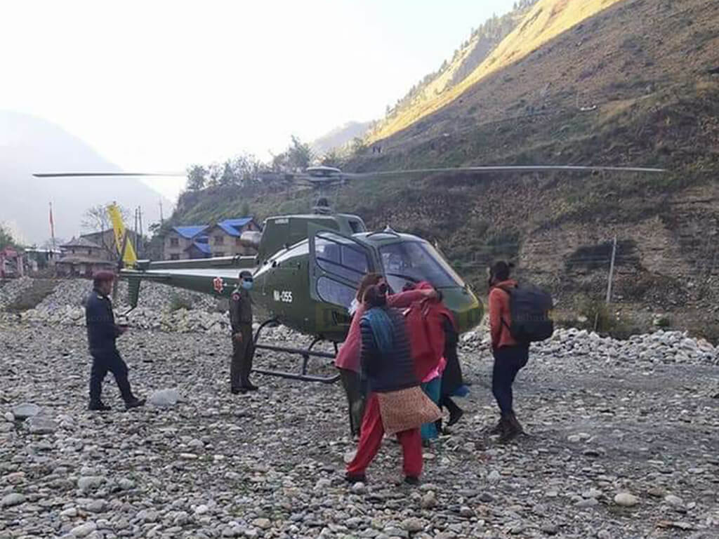 गर्भवतीको हेलिकप्टर मार्फत उद्धार गर्भवतीको हेलिकप्टर मार्फत उद्धार