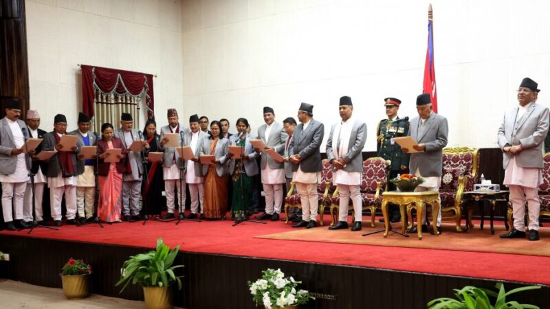 नवनियुक्त १६ मन्त्रीले लिए शपथ नवनियुक्त १६ मन्त्रीले लिए शपथ