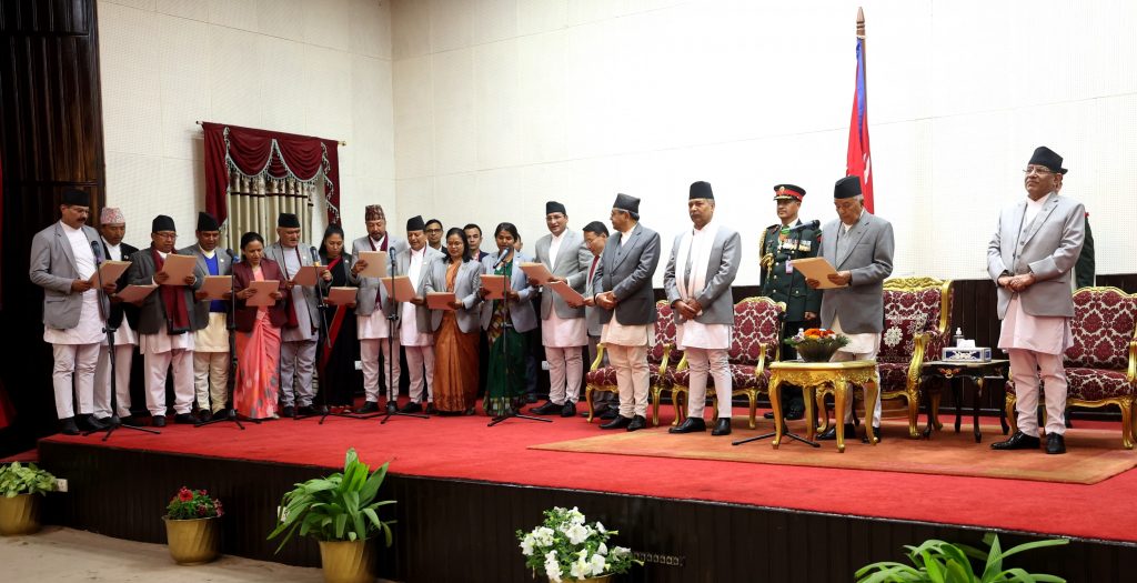 नवनियुक्त १६ मन्त्रीले लिए शपथ नवनियुक्त १६ मन्त्रीले लिए शपथ