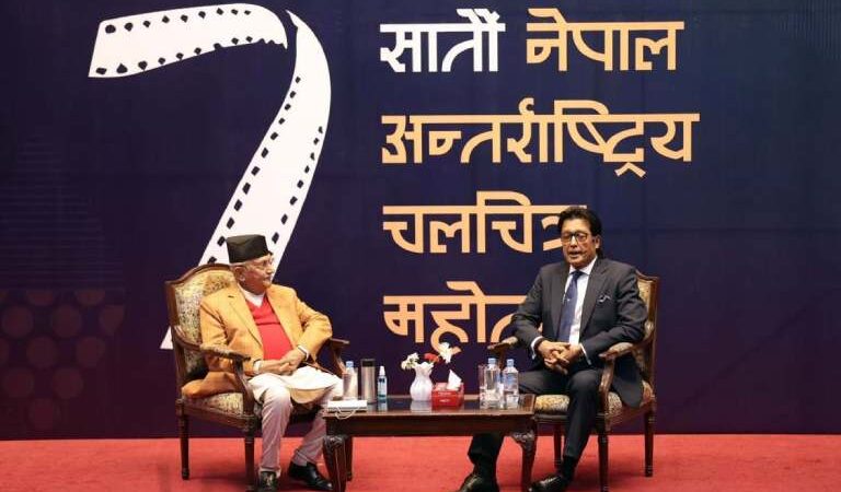 नेता ओली र अभिनेता हमालबिच कला संवाद नेता ओली र अभिनेता हमालबिच कला संवाद