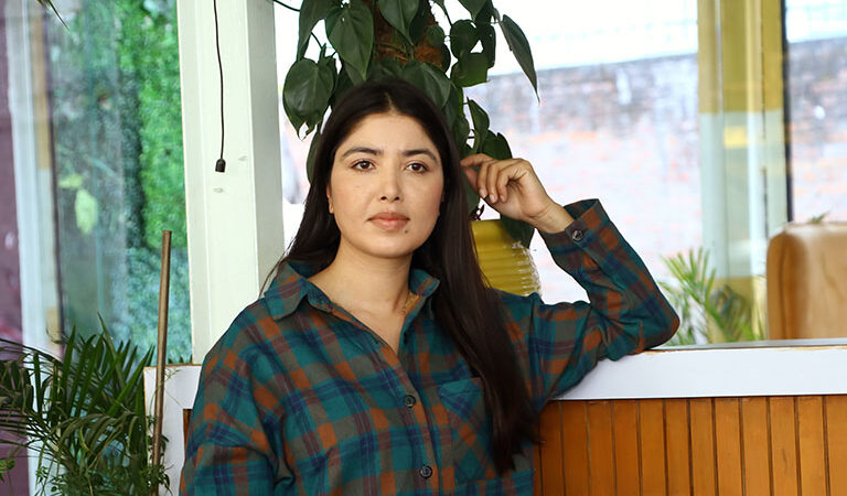 ‘उपहार’ मा गाउँबाट सहर झरेकी पूजा चरित्रमा देखिंदै पूजा शर्मा