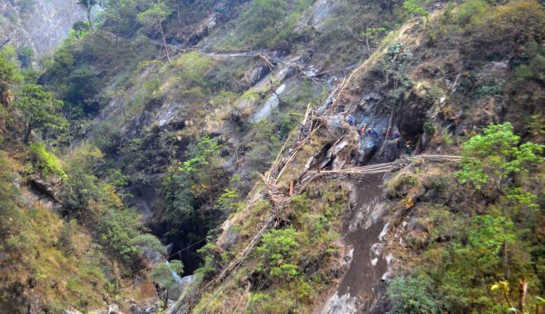 गोरखाको रुन्चेतगाउँ पुग्न भीर खोपेर झोलुङ्गे पुल बनाइँदै