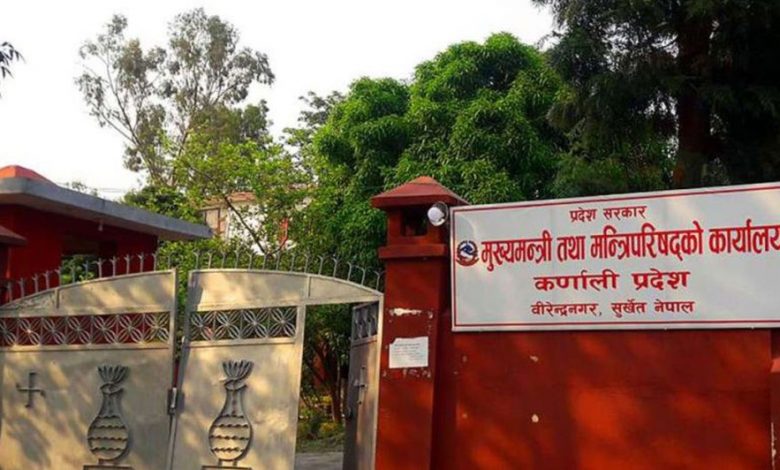 मुख्यमन्त्री कँडेलद्वारा शपथ ग्रहण मुख्यमन्त्री कँडेलद्वारा शपथ ग्रहण