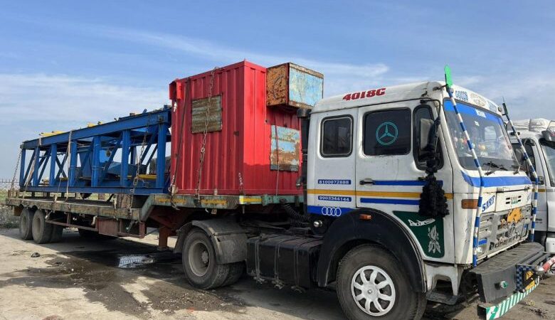 पेट्रोलियम अन्वेषणको उपकरण बोकेको ट्रक दुर्घटना