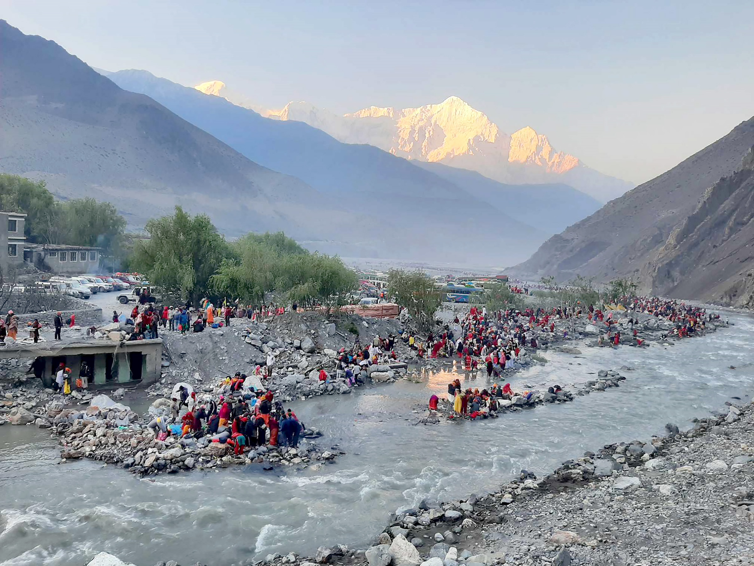 कागबेनीमा भक्तजनहरुको घुइँचो कागबेनीमा भक्तजनहरुको घुइँचो
