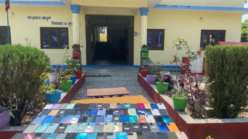 ७७ लाख मूल्य बराबारको अवैध कपडा र मोवाइल बरामद