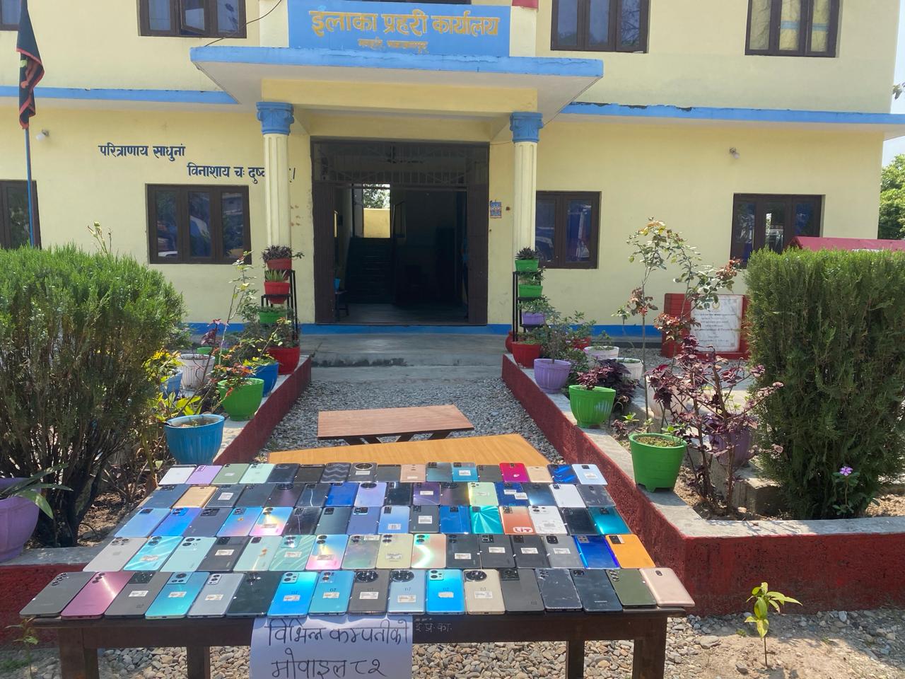 ७७ लाख मूल्य बराबारको अवैध कपडा र मोवाइल बरामद ७७ लाख मूल्य बराबारको अवैध कपडा र मोवाइल बरामद