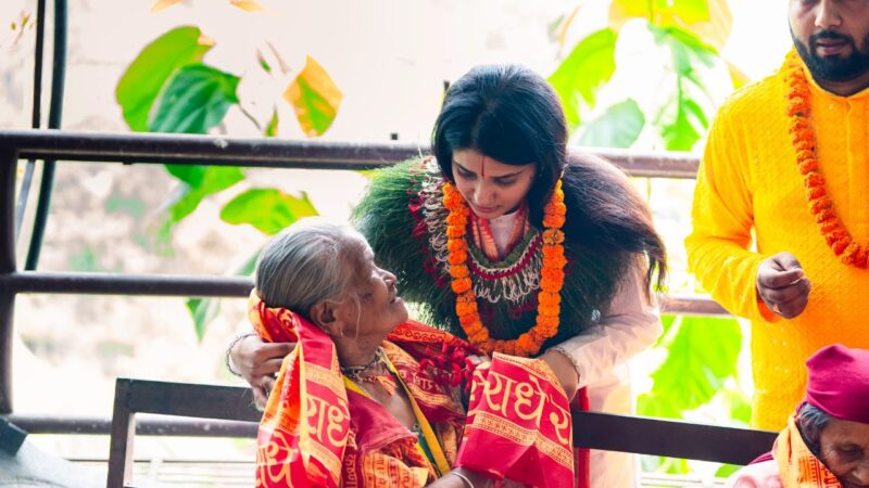 देवी प्रतिभाद्वारा आमा औसीको अवसरमा बुद्धाश्रममा सामग्री वितरण