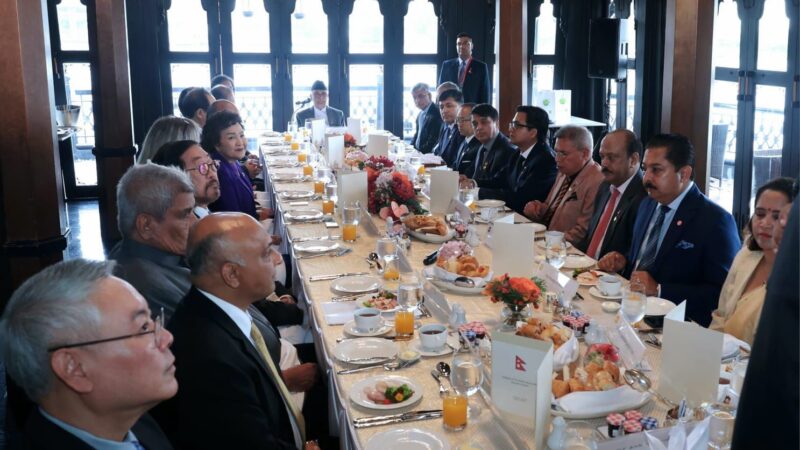 प्रधानमन्त्री ओलीसँग नेपाल र थाइल्यान्डका व्यवसायीको संयुक्त भेटवार्ता,नेपालमा लगानी गर्न आग्रह प्रधानमन्त्री ओलीसँग नेपाल र थाइल्यान्डका व्यवसायीको संयुक्त भेटवार्ता,नेपालमा लगानी गर्न आग्रह