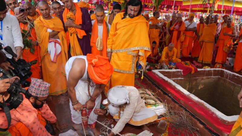 कोटिहोम विराट ज्ञान महायज्ञको एक सय हवनकुण्डमा हवन सुरु