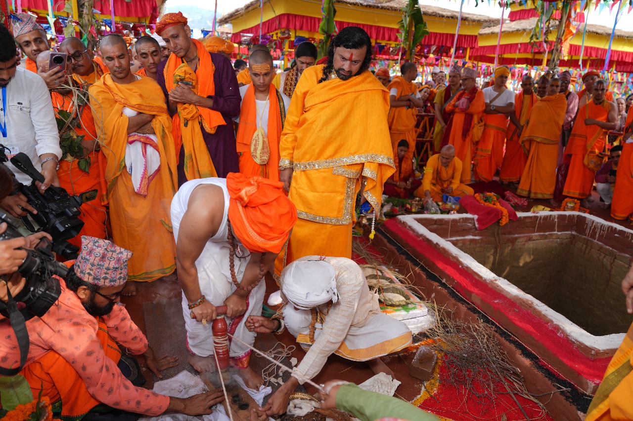 कोटिहोम विराट ज्ञान महायज्ञको एक सय हवनकुण्डमा हवन सुरु कोटिहोम विराट ज्ञान महायज्ञको एक सय हवनकुण्डमा हवन सुरु