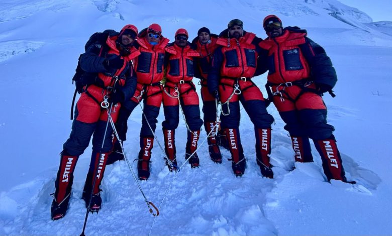 नेपाली र भारतीय सेनाको संयुक्त टोलीद्वारा कञ्चनजङ्घाको सफल आरोहण नेपाली र भारतीय सेनाको संयुक्त टोलीद्वारा कञ्चनजङ्घाको सफल आरोहण