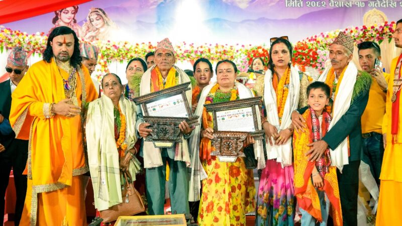 कोटिहोममा आर्थिकसँगै जग्गा दान गर्दै भक्तजन कोटिहोममा आर्थिकसँगै जग्गा दान गर्दै भक्तजन