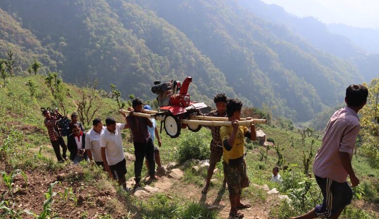 चितवनको कान्दामा दुई घण्टा बोकेर हाते ट्रयाक्टर पुर्‍याउँदा …