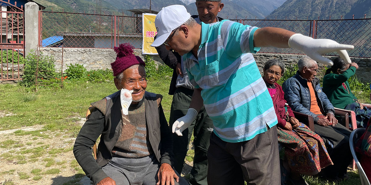 एक दशकपछि आँखा देखेका रामबहादुरको मुहारमा फिरेको खुशी एक दशकपछि आँखा देखेका रामबहादुरको मुहारमा फिरेको खुशी