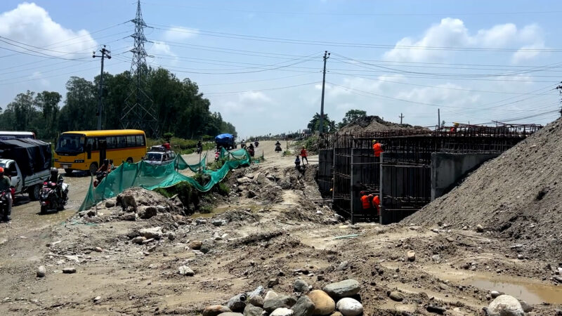 एशियाली सडक स्तरोन्नतीमा ढिलाई हुँदा बर्खामा समस्या आउन सक्ने (फोटो फिचर)