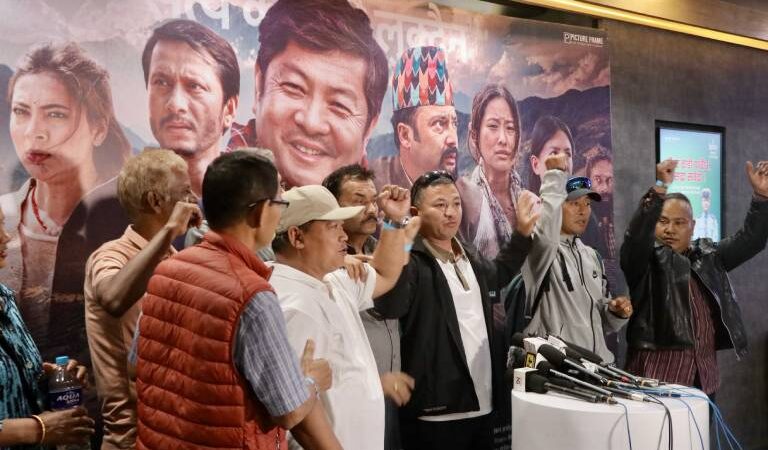 चलचित्र ‘महाभोज’को विशेष प्रिभ्युमा प्रशंसै प्रशंसा: सहकारी पीडितले हलमै गरे नाराबाजी, टिकट बुकिङ खुल्यो चलचित्र ‘महाभोज’को विशेष प्रिभ्युमा प्रशंसै प्रशंसा: सहकारी पीडितले हलमै गरे नाराबाजी, टिकट बुकिङ खुल्यो