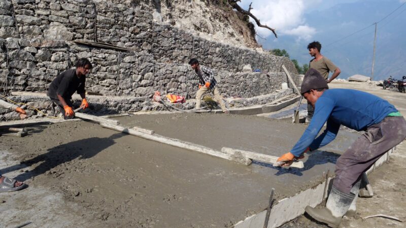 चालिस बर्ष पछि रसुवाको मुलखर्कमा सडक ढलान गर्ने कार्य सुरु