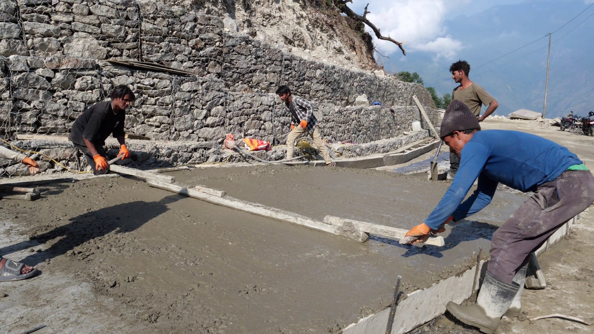 चालिस बर्ष पछि रसुवाको मुलखर्कमा सडक ढलान गर्ने कार्य सुरु चालिस बर्ष पछि रसुवाको मुलखर्कमा सडक ढलान गर्ने कार्य सुरु
