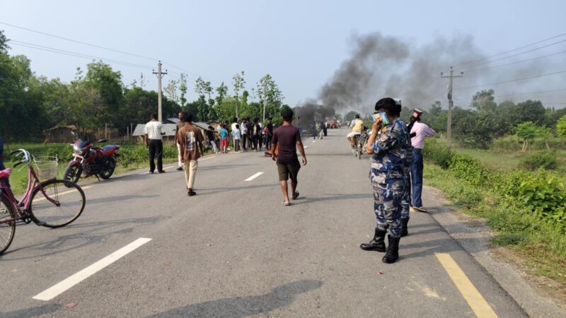 टिपरको ठक्करबाट वृद्धको मृत्यु, सडकमै शव राखेर स्थानीय प्रदर्शनमा