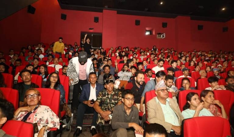 ‘ऊनको स्वीटर’को अग्रिम बुकिङ आक्रामक, पूर्वी नेपालदेखि काठमाडौँसम्म देखियो उत्साह ‘ऊनको स्वीटर’को अग्रिम बुकिङ आक्रामक, पूर्वी नेपालदेखि काठमाडौँसम्म देखियो उत्साह