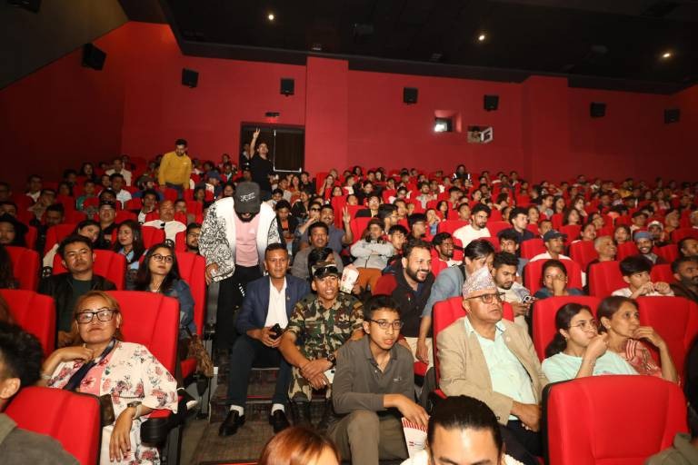 ‘ऊनको स्वीटर’को अग्रिम बुकिङ आक्रामक, पूर्वी नेपालदेखि काठमाडौँसम्म देखियो उत्साह ‘ऊनको स्वीटर’को अग्रिम बुकिङ आक्रामक, पूर्वी नेपालदेखि काठमाडौँसम्म देखियो उत्साह