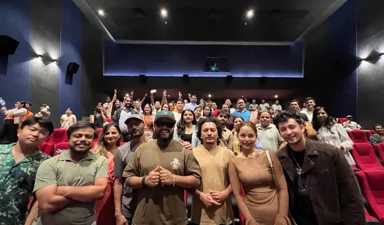 ‘ऊनको स्वीटर’को जादू: हलमा किशोर दर्शकको ओइरो, निर्देशक भन्छन्, ‘भावनाले उमेर नभन्ने रहेछ’ ‘ऊनको स्वीटर’को जादू: हलमा किशोर दर्शकको ओइरो, निर्देशक भन्छन्, ‘भावनाले उमेर नभन्ने रहेछ’