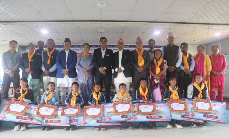 पौवादुङमा गाउँपालिकाले गर्यो उत्कृष्ट विद्यालय र विद्यार्थीलाई पुरस्कृत पौवादुङमा गाउँपालिकाले गर्यो उत्कृष्ट विद्यालय र विद्यार्थीलाई पुरस्कृत