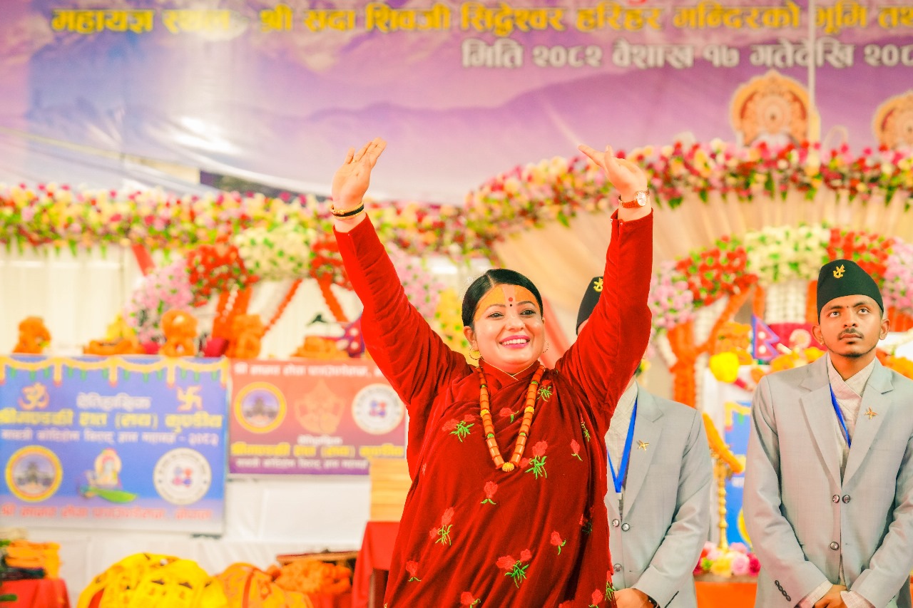कोटिहोममा गुरुङ समुदायको पोसाकमा भागवत मञ्जरी राधिका दासी कोटिहोममा गुरुङ समुदायको पोसाकमा भागवत मञ्जरी राधिका दासी