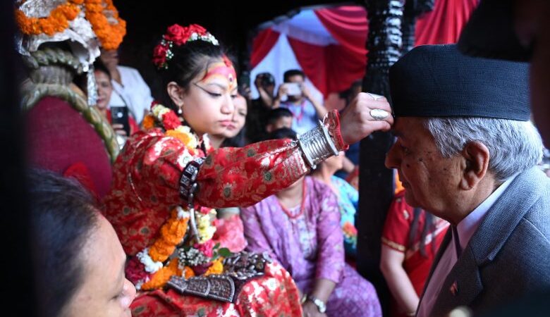 राष्ट्रपति पौडेलद्वारा भोटोजात्रा अवलोकन र जीवितदेवी कुमारीबाट टीका ग्रहण