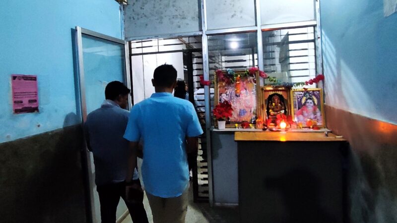 चिकित्सकले ‘मोबाइलको लाइट’ बालेर ‘आइसीयू’ र ‘सिसीयू’ कक्षका बिरामी जोगाए