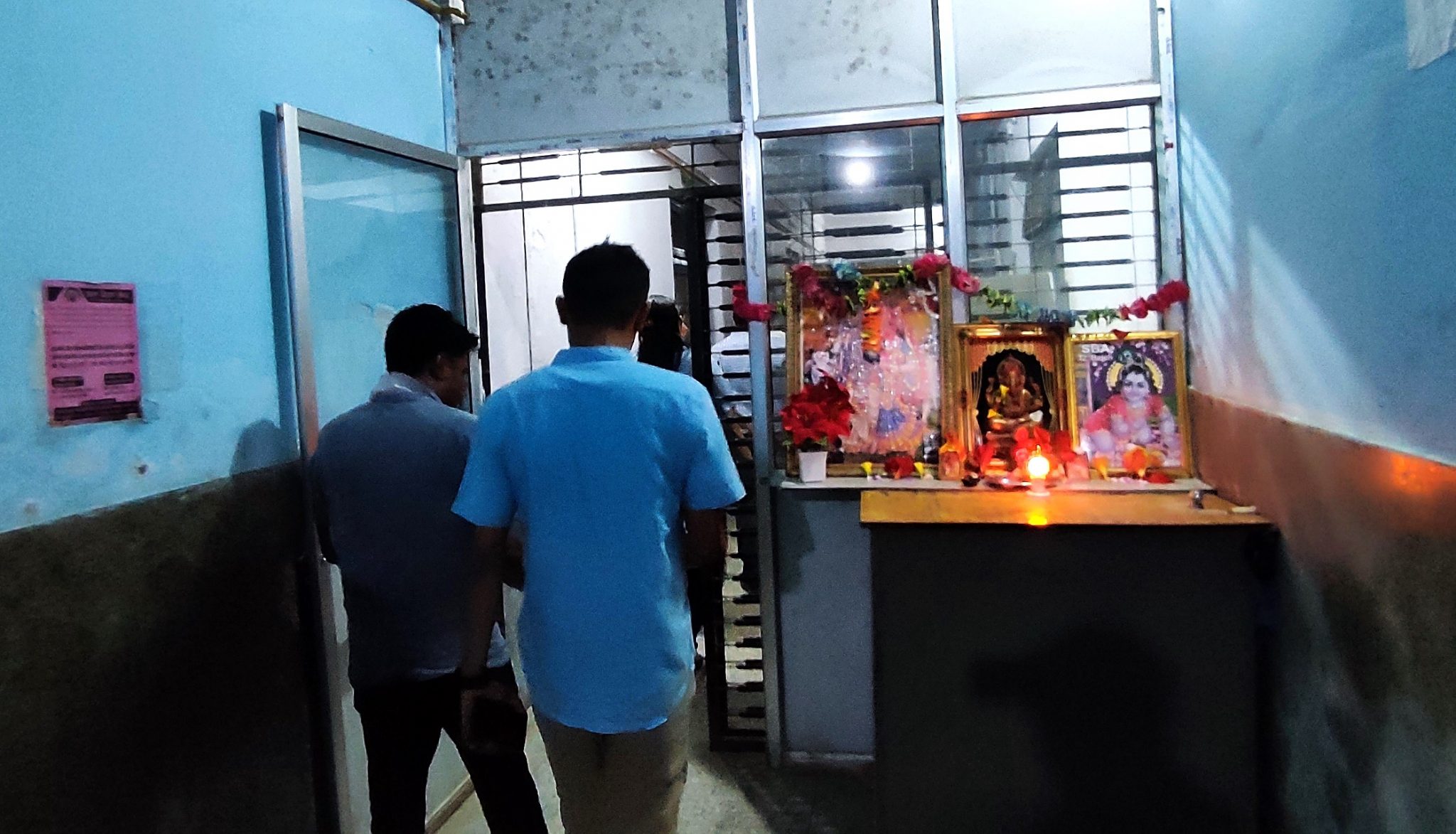 चिकित्सकले ‘मोबाइलको लाइट’ बालेर ‘आइसीयू’ र ‘सिसीयू’ कक्षका बिरामी जोगाए चिकित्सकले ‘मोबाइलको लाइट’ बालेर ‘आइसीयू’ र ‘सिसीयू’ कक्षका बिरामी जोगाए