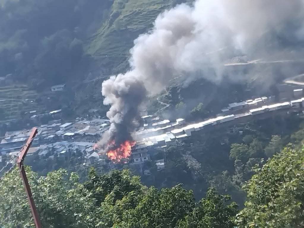 बाजुराको बाम्का बजारमा आगलागी, आगो नियन्त्रणको प्रयास जारी