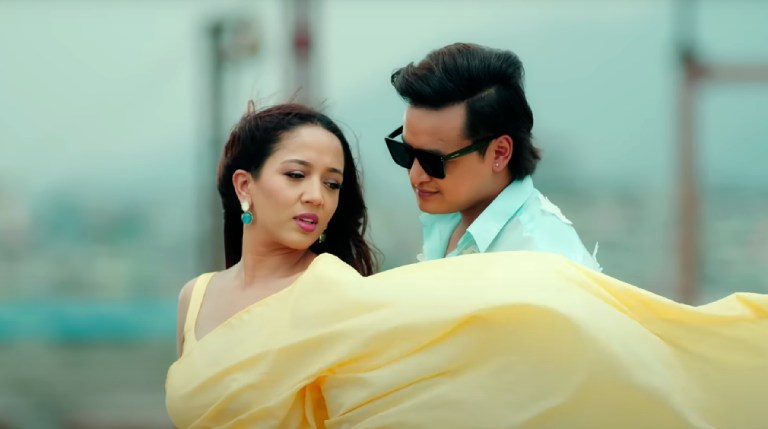 समिक्षा र आमेशको ‘फिक्का फिक्का’ मा सलोन र करिश्मा समिक्षा र आमेशको ‘फिक्का फिक्का’ मा सलोन र करिश्मा