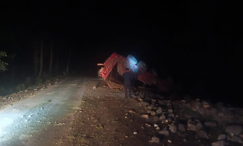 ट्रक पल्टिँदा चालकको मृत्यु, सहचालक घाइते ट्रक पल्टिँदा चालकको मृत्यु, सहचालक घाइते