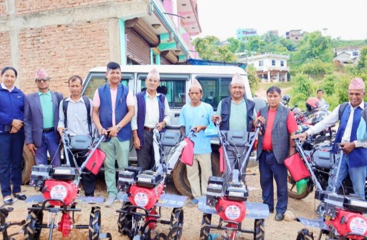 ज्वालामुखी गाउँपालिका किसानहरूलाई अनुदानमा हाते ट्याक्टर