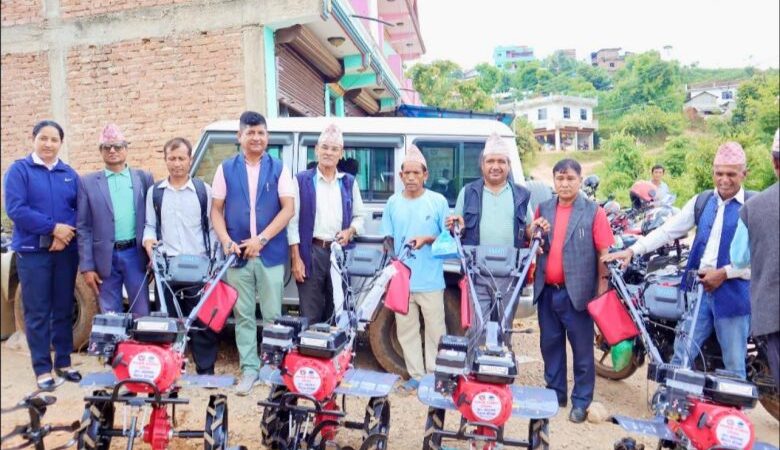 ज्वालामुखी गाउँपालिका किसानहरूलाई अनुदानमा हाते ट्याक्टर