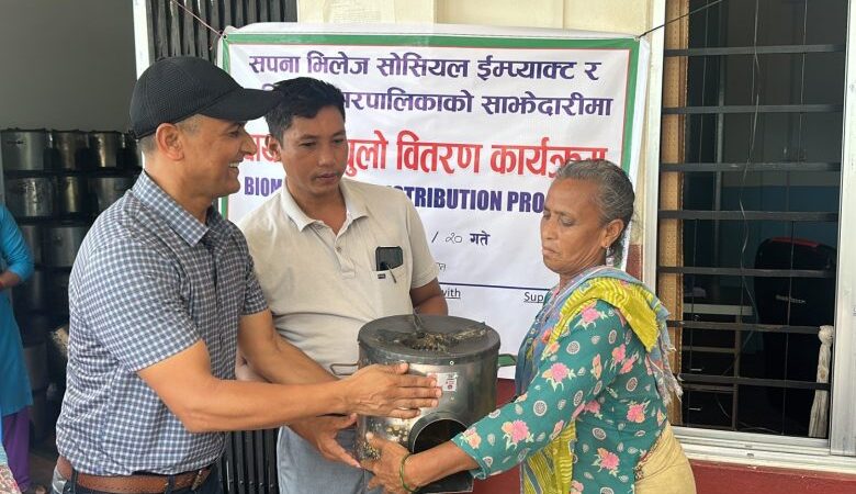 कालिका नगरपालिकाका २सय परिवारलाई सुधारिएको चुलो वितरण