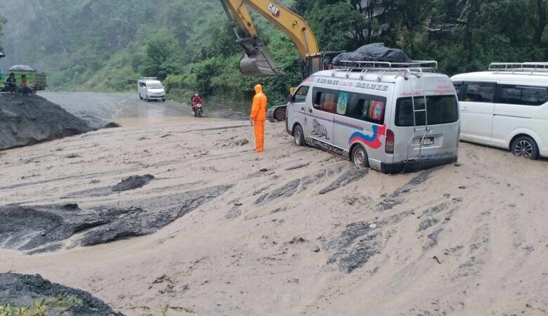 पहिरोले बिपी राजमार्गका विभिन्न तीन स्थानमा यातायात अवरुद्ध