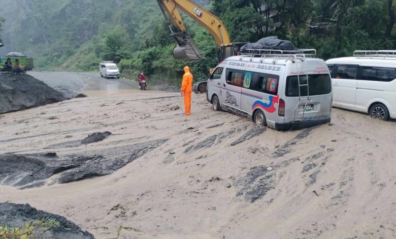 पहिरोले बिपी राजमार्गका विभिन्न तीन स्थानमा यातायात अवरुद्ध पहिरोले बिपी राजमार्गका विभिन्न तीन स्थानमा यातायात अवरुद्ध